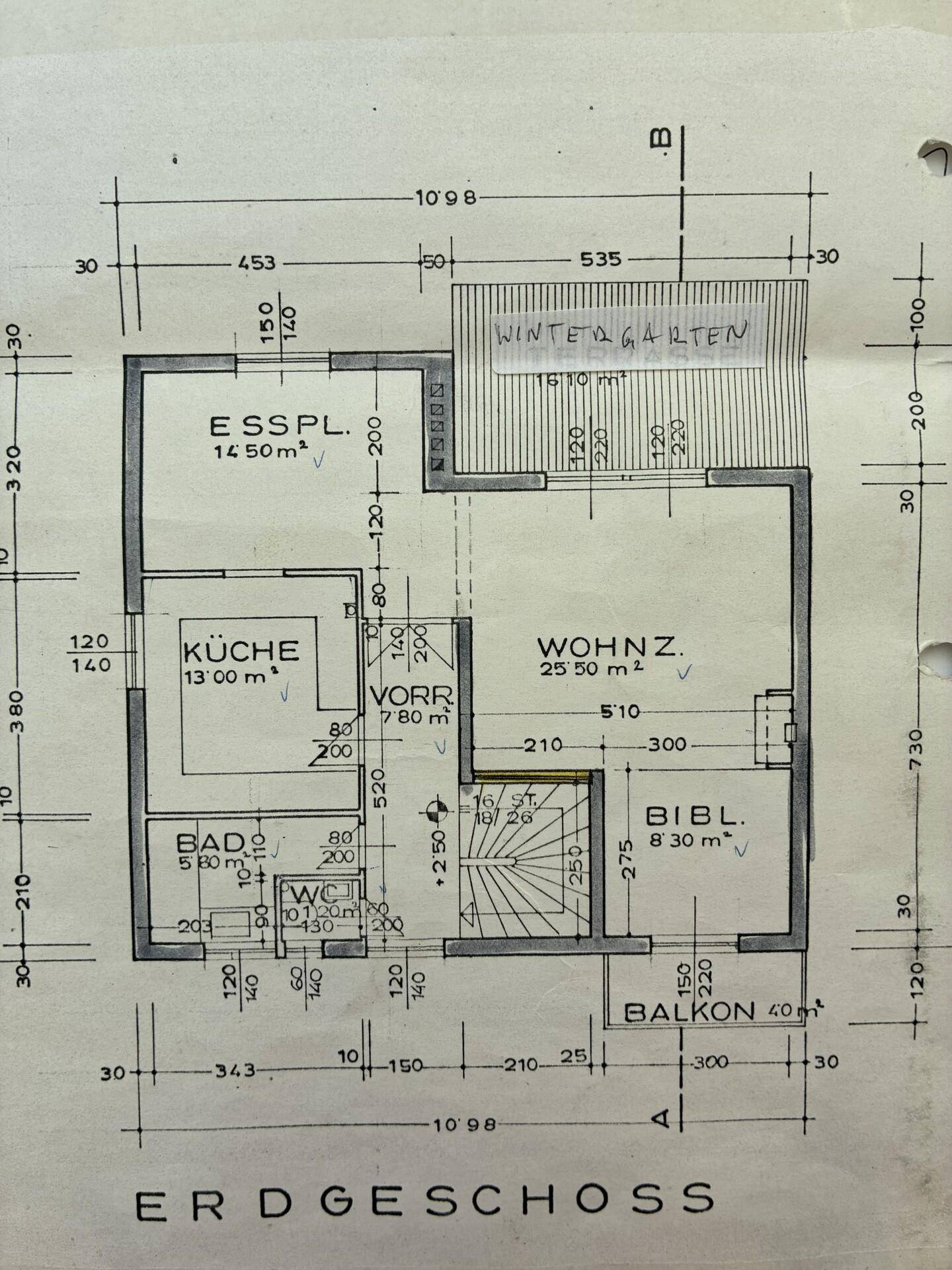 Grundriss des Erdgeschosses mit Essplatz, Küche, Wohnzimmer, Bad, WC und Wintergarten.