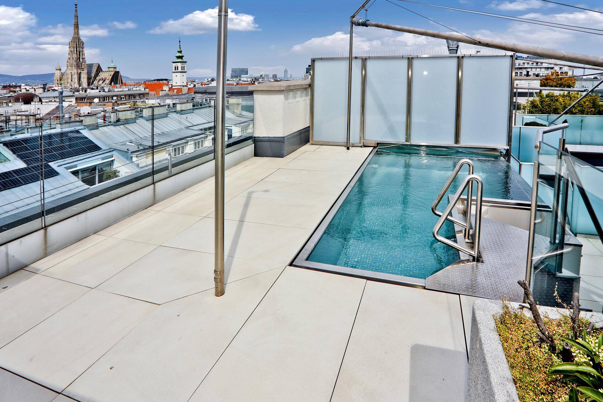 Dachterrasse mit privatem Pool und Panoramablick über die historische Wiener Innenstadt.