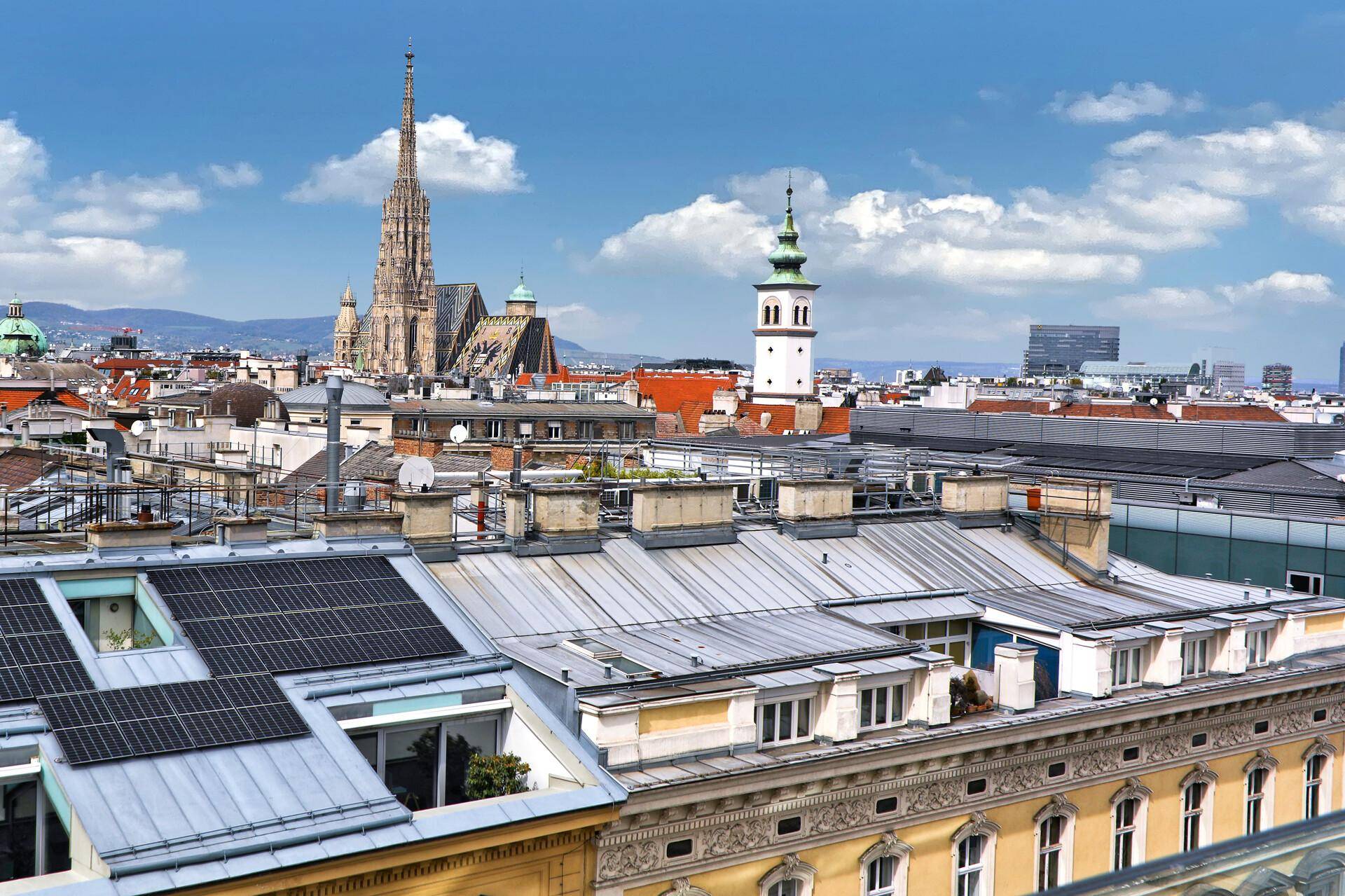 Panoramablick über die Dächer Wiens mit dem Stephansdom und historischen Gebäuden.