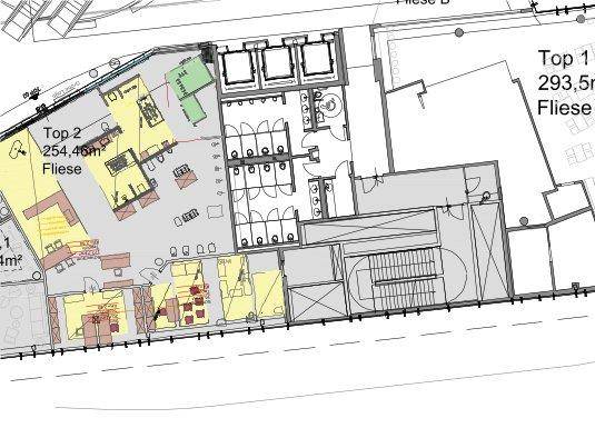 Grundrissplan mit verschiedenen Gewerbeflächen, Sanitäranlagen und Treppenhaus.