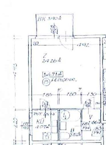 Handgezeichneter Grundriss einer Wohnung mit Raumaufteilung und Maßen.