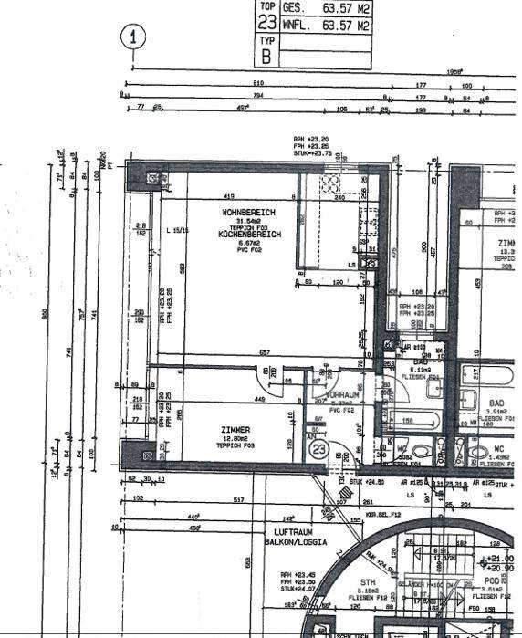 Detaillierter Grundriss einer Wohnung mit Wohn-, Koch- und Schlafbereichen sowie Balkon oder Loggia.