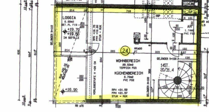 Grundriss des Wohnbereichs mit offener Küche, Loggia und Wendeltreppe.