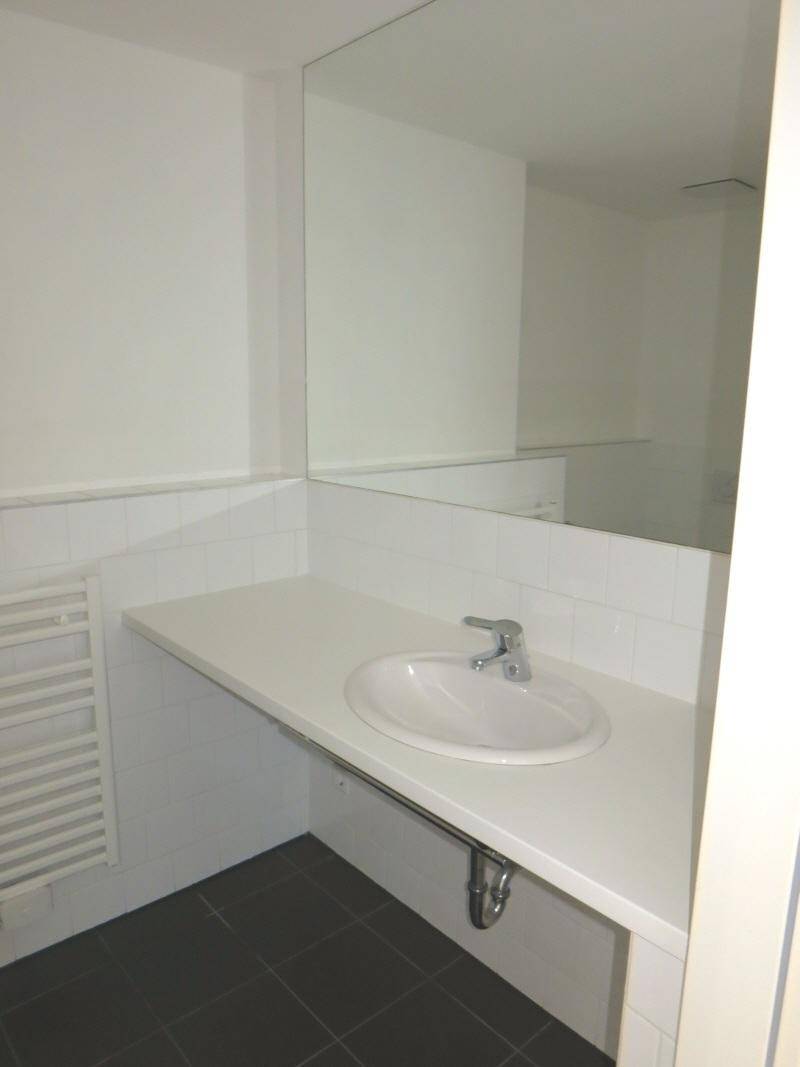 Modernes Gäste-WC mit Einzelwaschbecken und beheiztem Handtuchhalter.