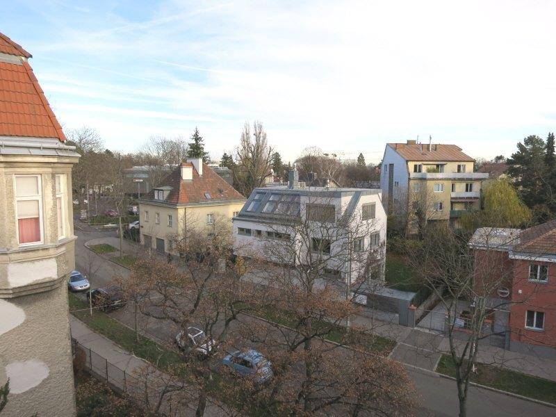 Blick über ein Wohnviertel mit unterschiedlichen Gebäuden und viel Grün in der Umgebung.