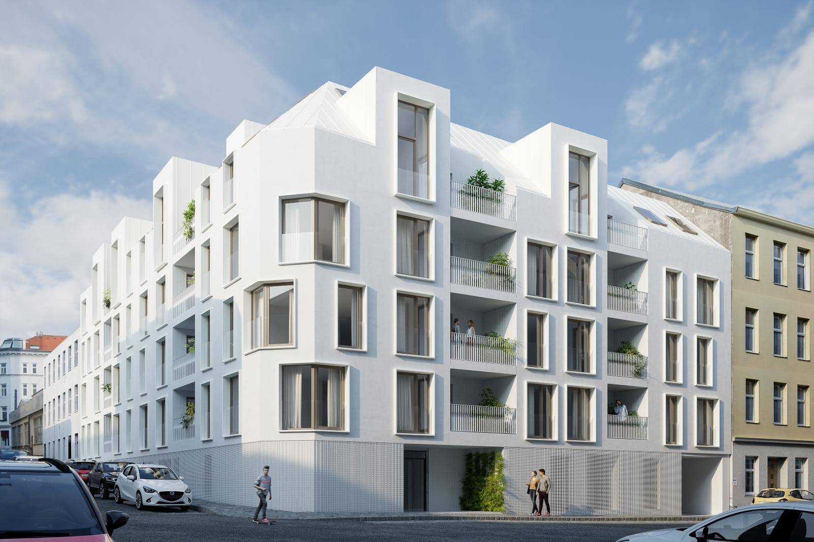 Moderne weiße Fassade eines Neubaus mit vielen Fenstern und Balkonen.