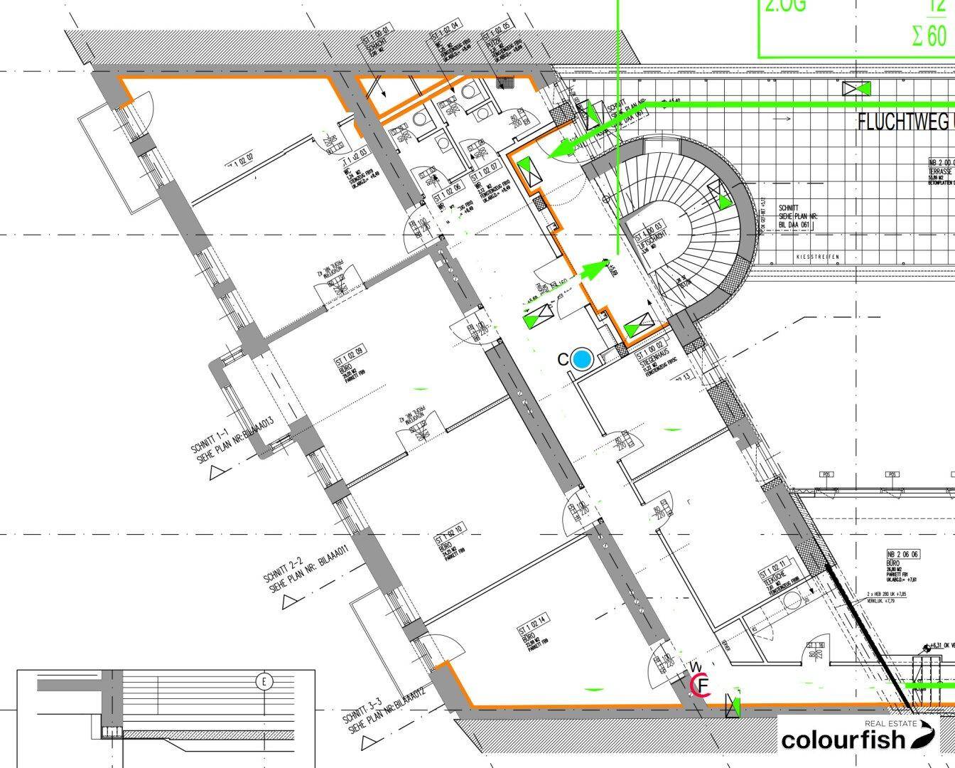 Detaillierter Grundriss mit mehreren Räumen, Bädern und einem zentralen Wendeltreppenhaus.
