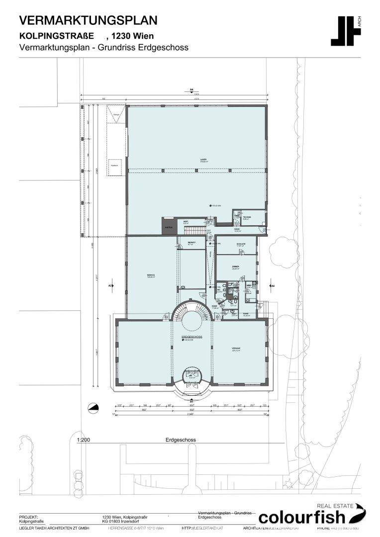 Grundriss des Erdgeschosses mit detaillierter Raumaufteilung und Treppenhaus.