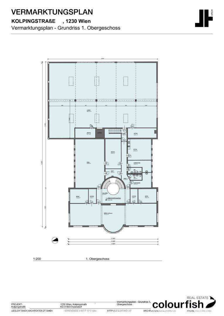Grundriss des ersten Obergeschosses mit Büroräumen und zentralem Treppenbereich.