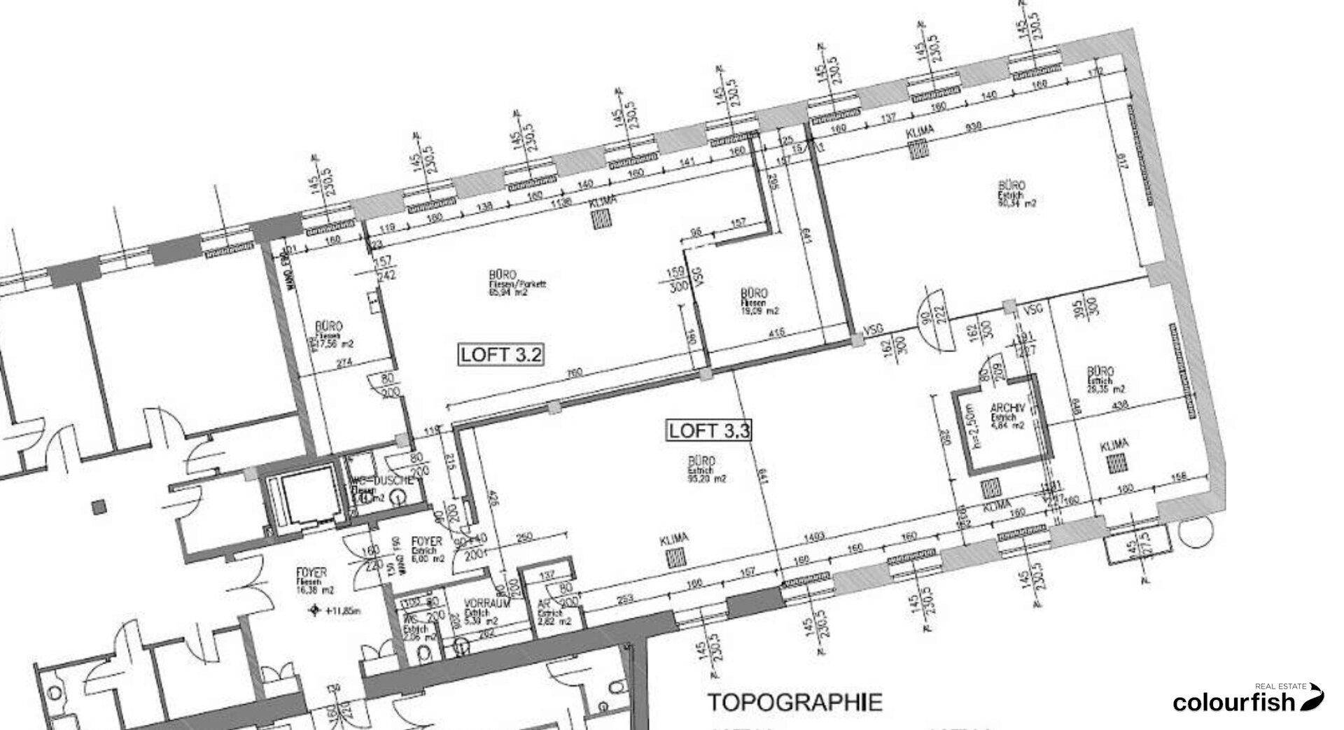 Detaillierter Grundriss mit verschiedenen Bürobereichen, Raumaufteilung und sichtbaren Fenstern.