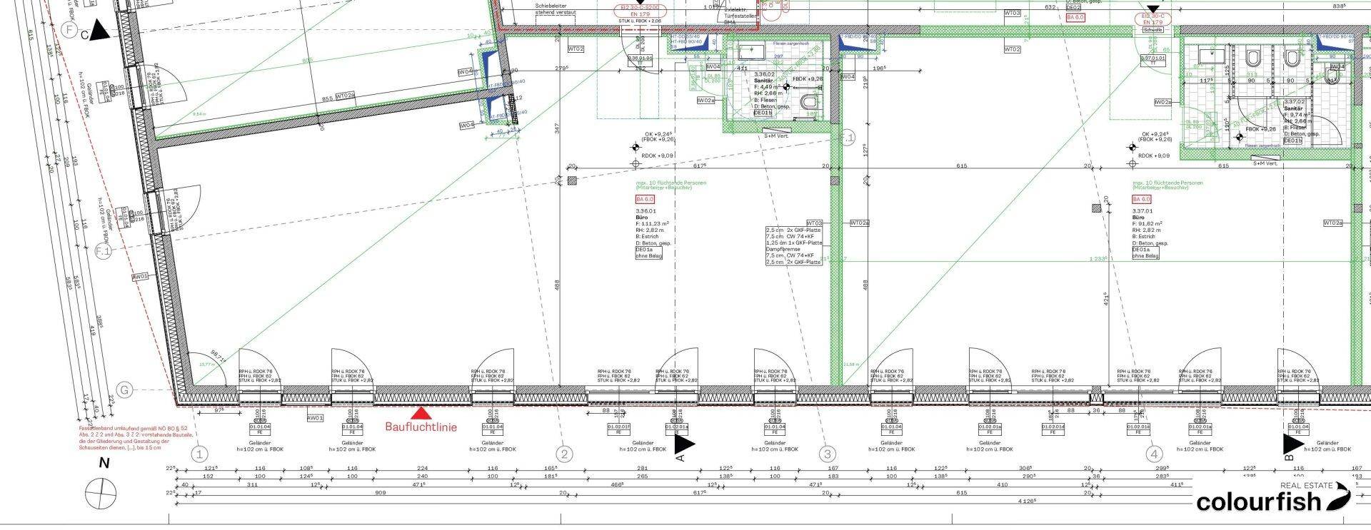 Detaillierter Grundriss mit mehreren Räumen, langen Fluren und großen Fensterfronten.