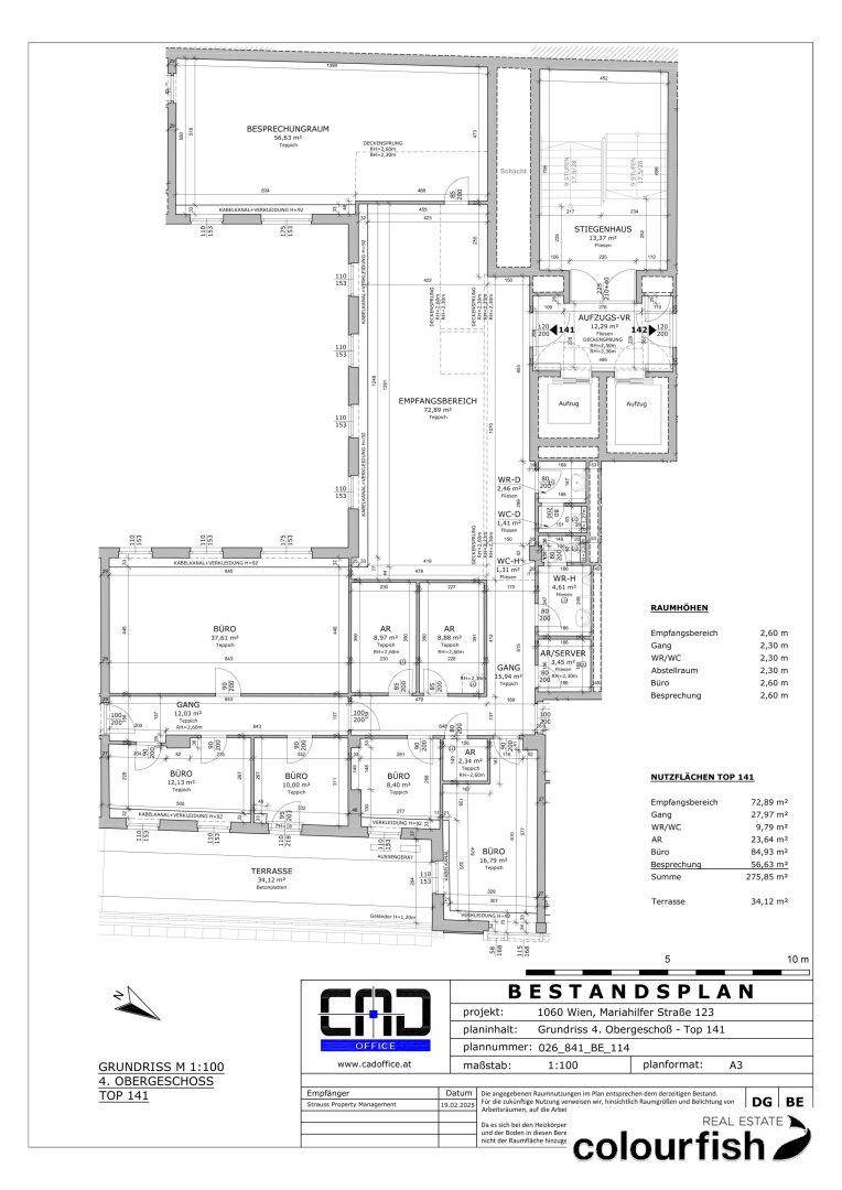 Detaillierter Grundriss des Obergeschosses mit mehreren Büroräumen, Empfangsbereich und Terrasse.
