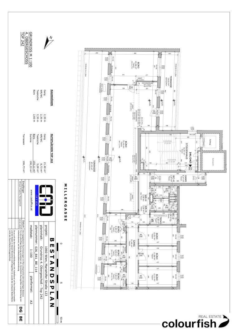 Detaillierter Grundriss einer Etage mit mehreren Räumen und einer langen Terrasse, ideal für Büros oder Wohnungen.