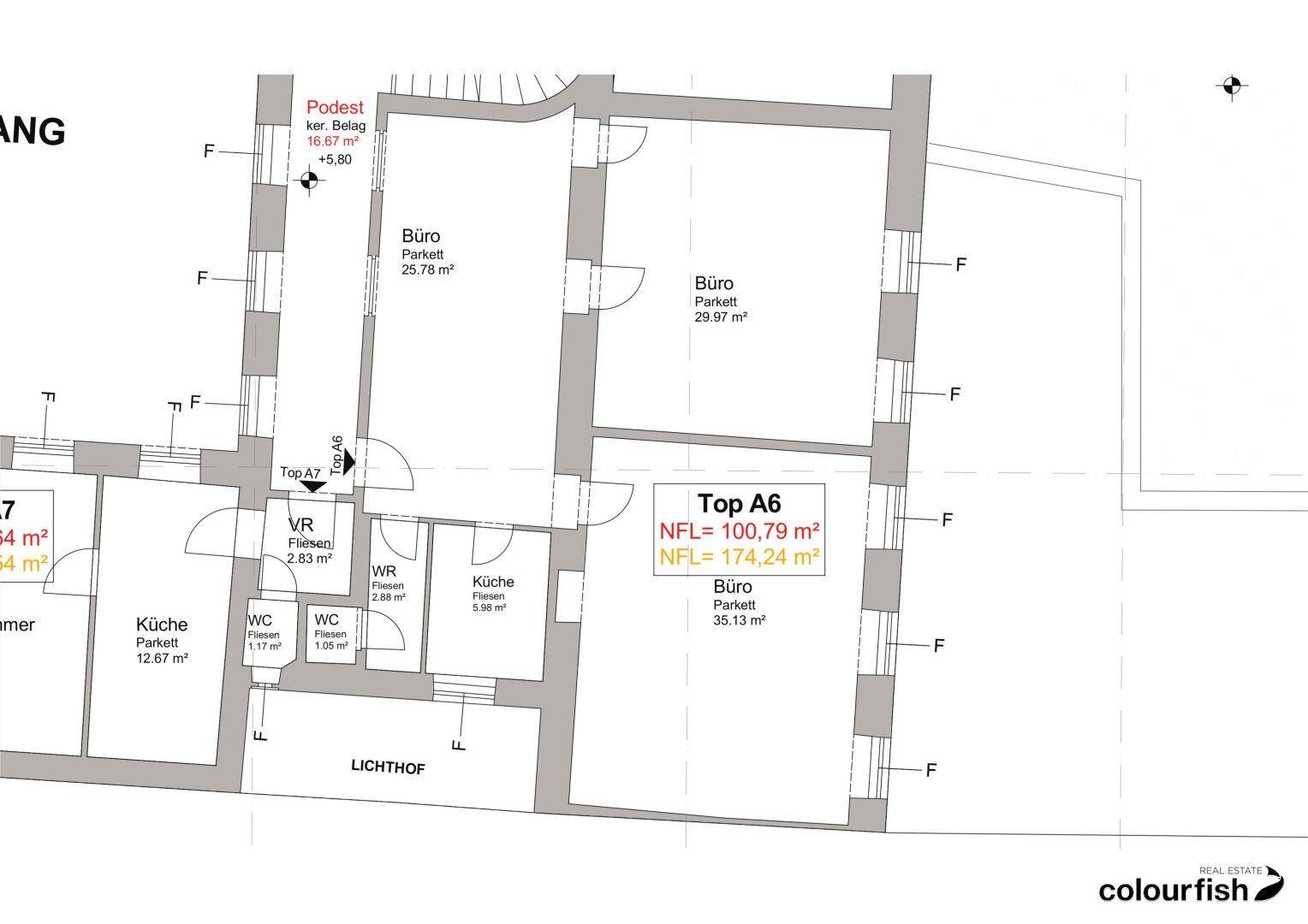 Detaillierter Grundriss einer Büroetage mit mehreren Büros, Küche und Sanitärbereichen, inklusive Lichthof.
