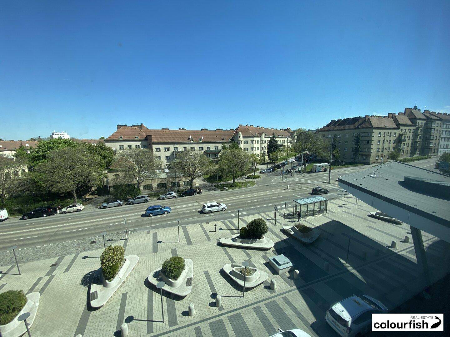 Weitblick über eine belebte Straße und umliegende Gebäude an einem sonnigen Tag.