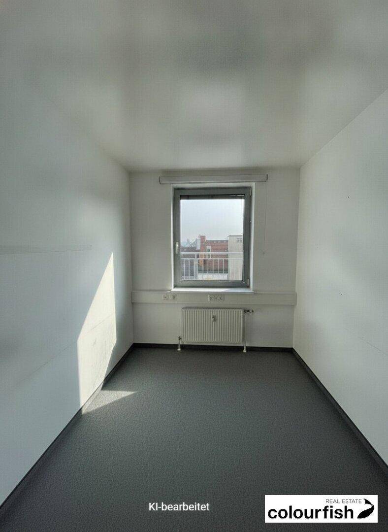 Kleiner Büroraum mit Fenster und Blick auf die Umgebung.