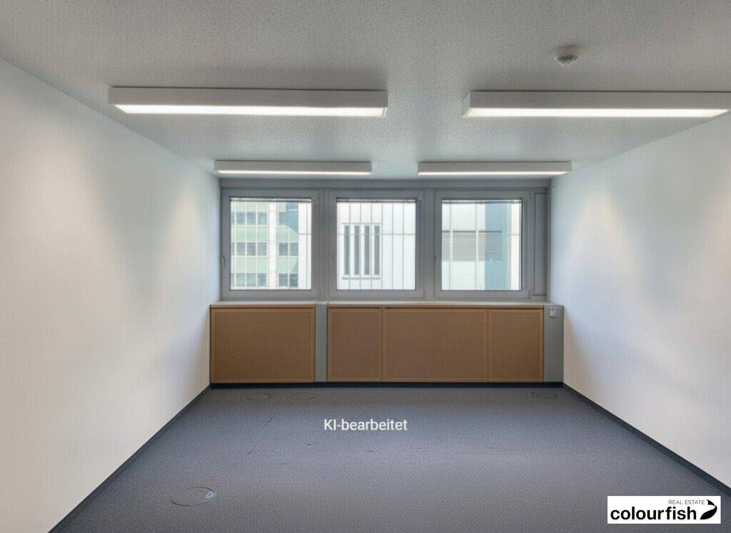 Modernes, leeres Büro mit drei Fenstern, Einbauschränken und Teppichboden, bereit zur individuellen Gestaltung.
