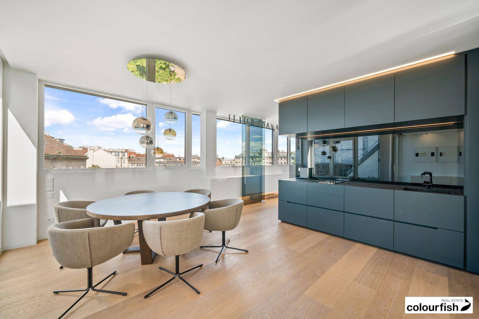 Traumhafte Dachgeschoßwohnung mit großzügiger Dachterrasse in perfekter Lage steht zum Verkauf - inklusive 2 Garagenstellplätzen und Möblierung - Mehr