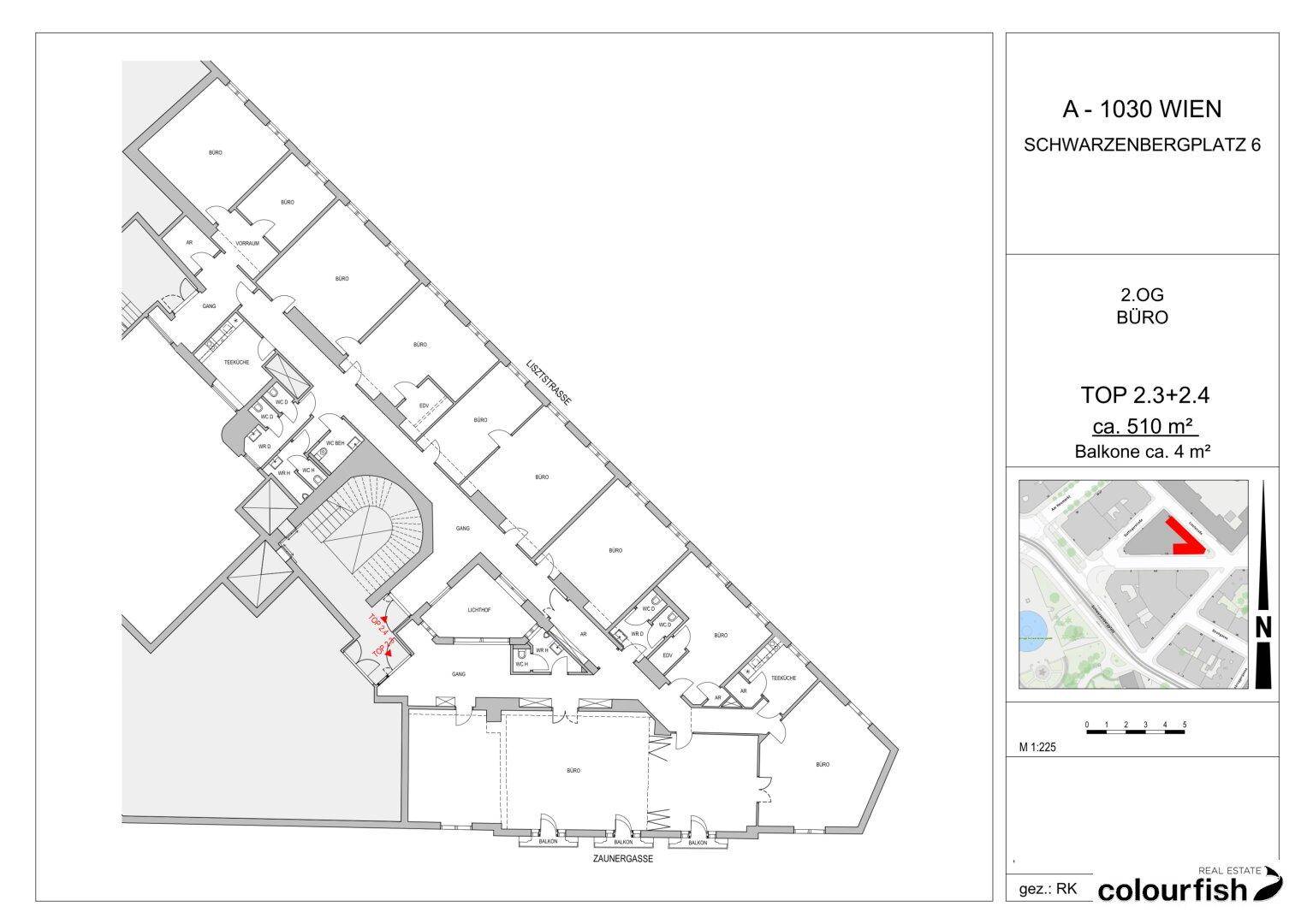 Grundriss eines großen Bürokomplexes mit vielen Räumen, Treppenhaus und kleinem Balkon.
