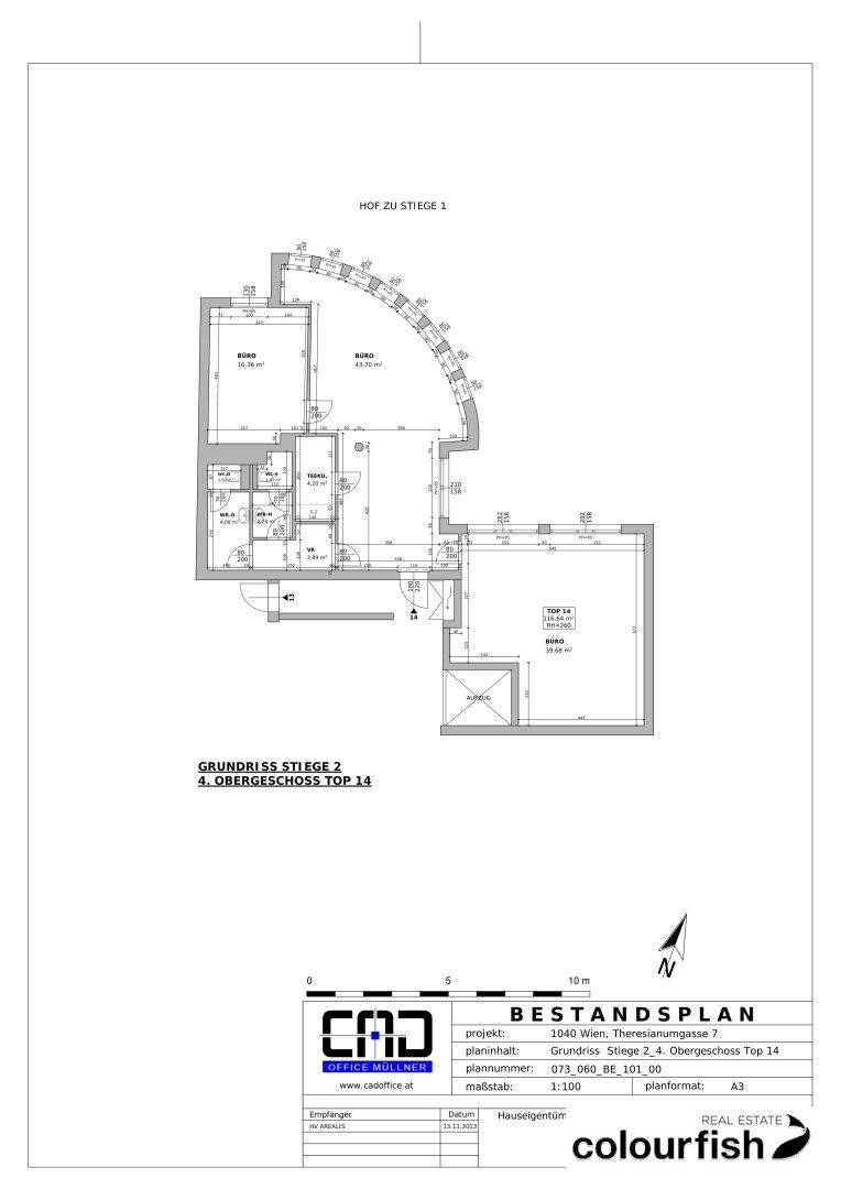 Grundriss des 4. Obergeschosses mit mehreren Büroräumen und einer geschwungenen Fassadenpartie.