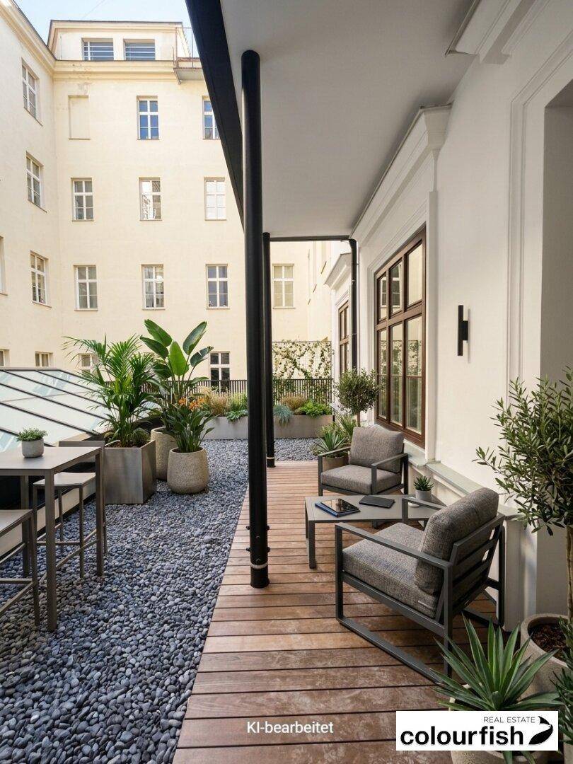 Attraktive Außenterrasse mit Sitzgelegenheiten, Pflanzen und Holzboden in einem Innenhof.