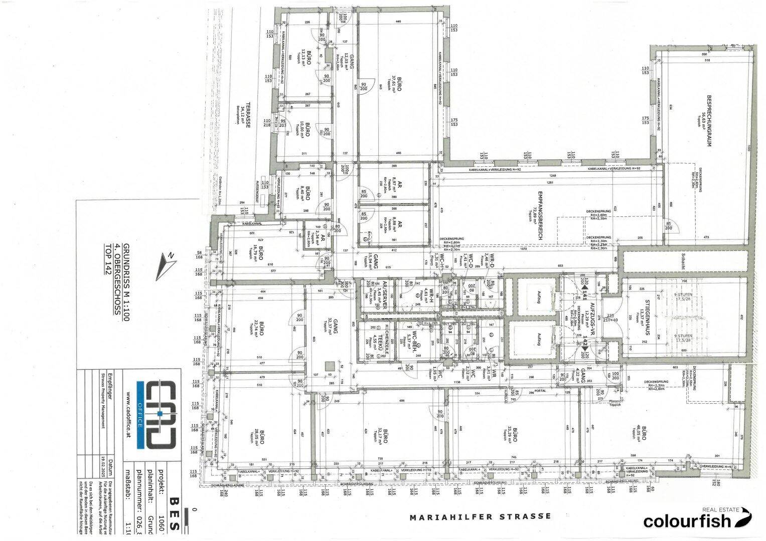 Detaillierter Grundriss des vierten Obergeschosses mit mehreren Büroeinheiten, Empfangsbereich und Terrassen.