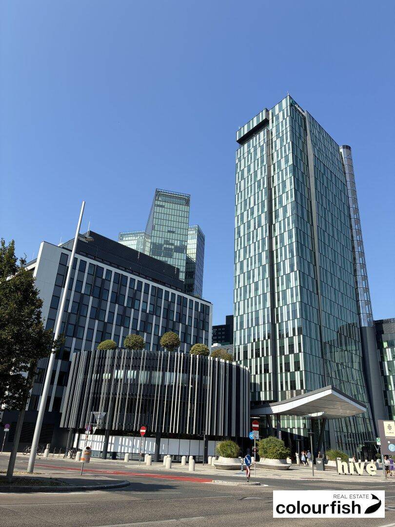 Moderne Hochhäuser mit Glasfassaden prägen die städtische Skyline an einem sonnigen Tag.