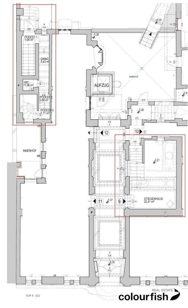 Grundriss mit Darstellung des Treppenhauses, eines Innenhofs und der Anordnung der Räume.