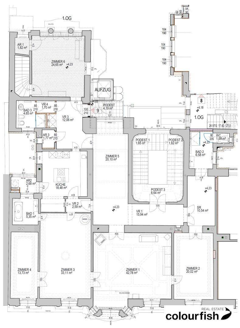 Detaillierter Grundriss einer Wohnung mit mehreren Zimmern, Bädern und einem Aufzug im Gebäude.