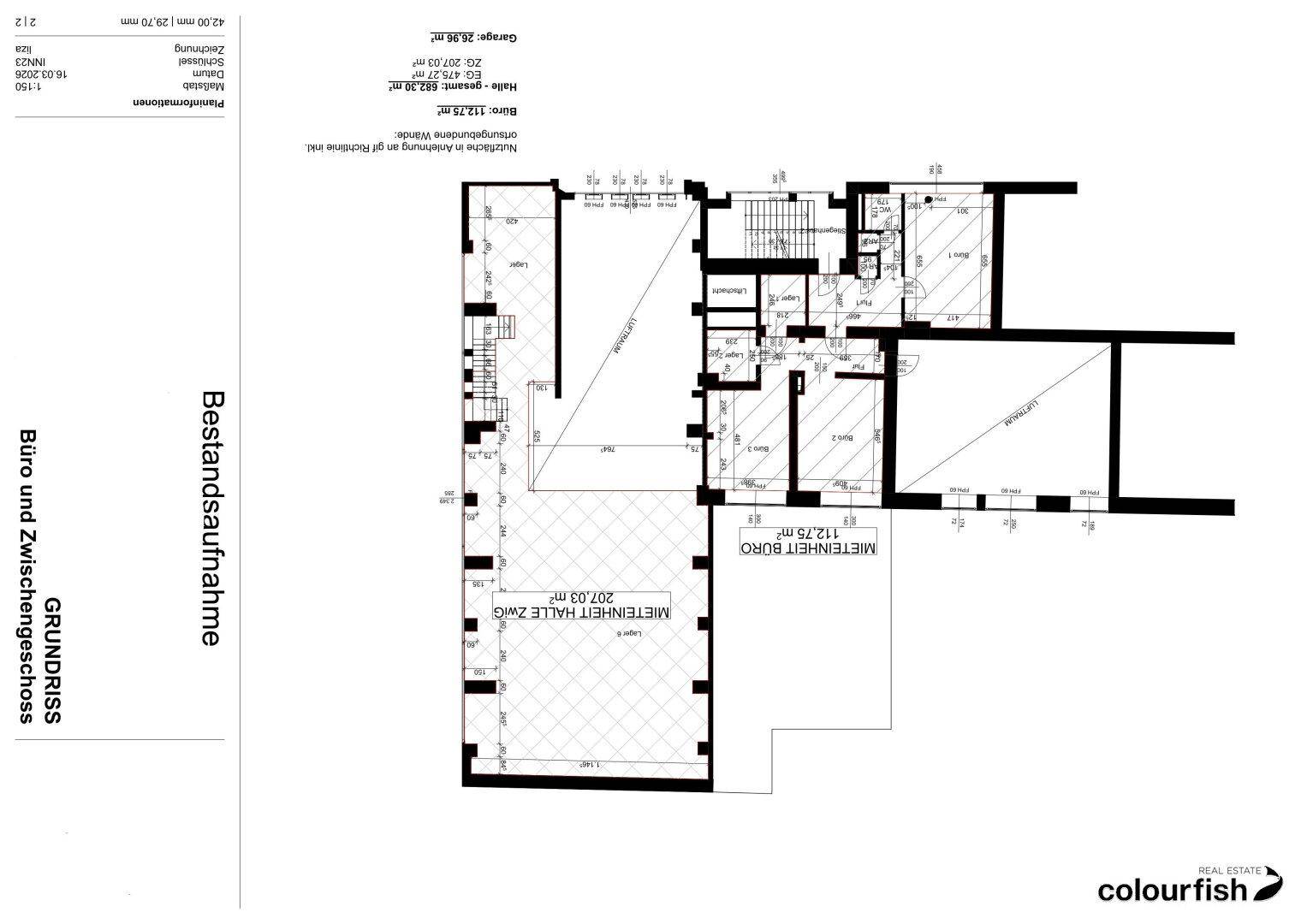 Grundriss des Zwischengeschosses mit einer offenen Halle, Büroräumen und Treppenhauszugang.