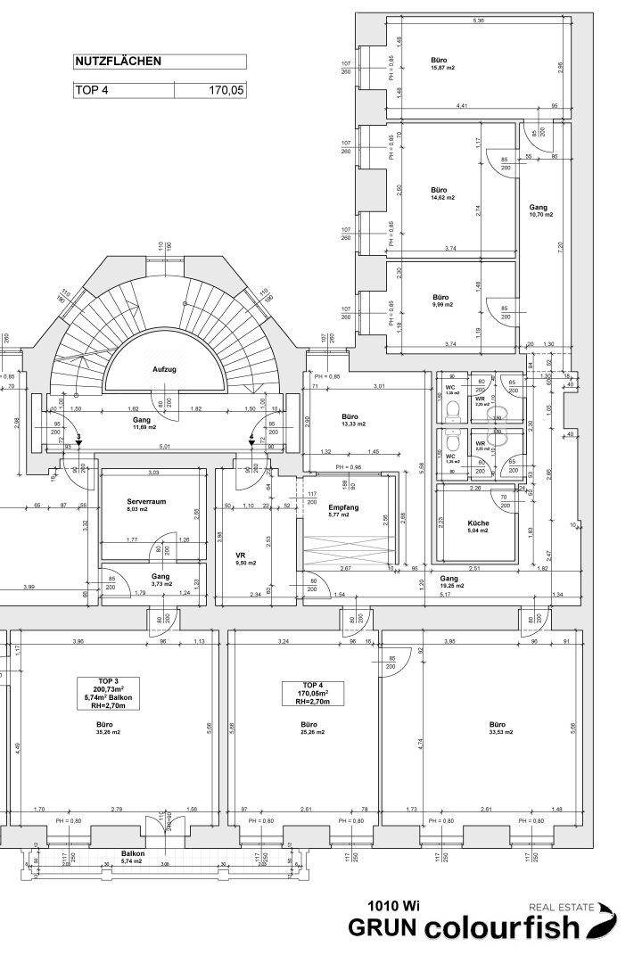 Detaillierter Grundriss einer Wohnung mit mehreren Büroräumen, Empfang und Balkon.