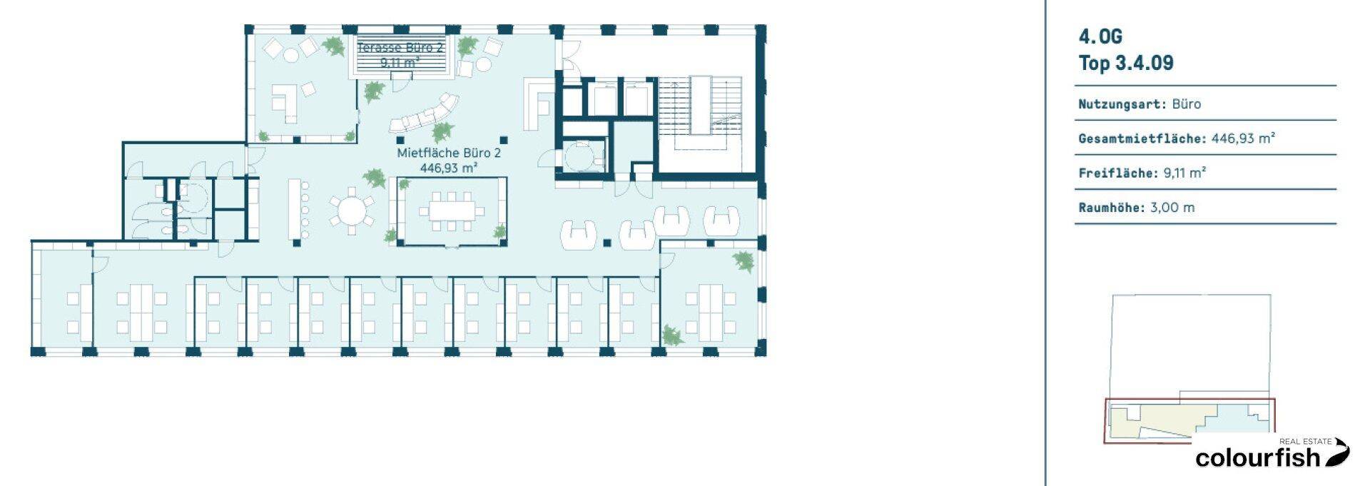 Detaillierter Grundriss eines modernen Bürogebäudes mit offener Gestaltung, Einzelbüros und einer Terrasse.