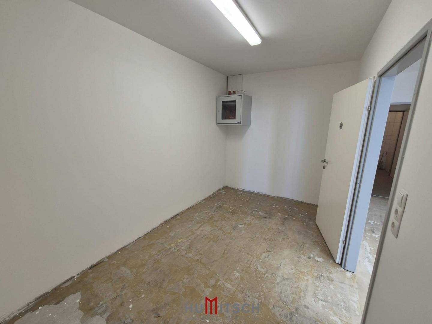 Kleiner Raum mit Tür und Elektroverteiler an der Wand, ideal als Abstell- oder Technikraum.