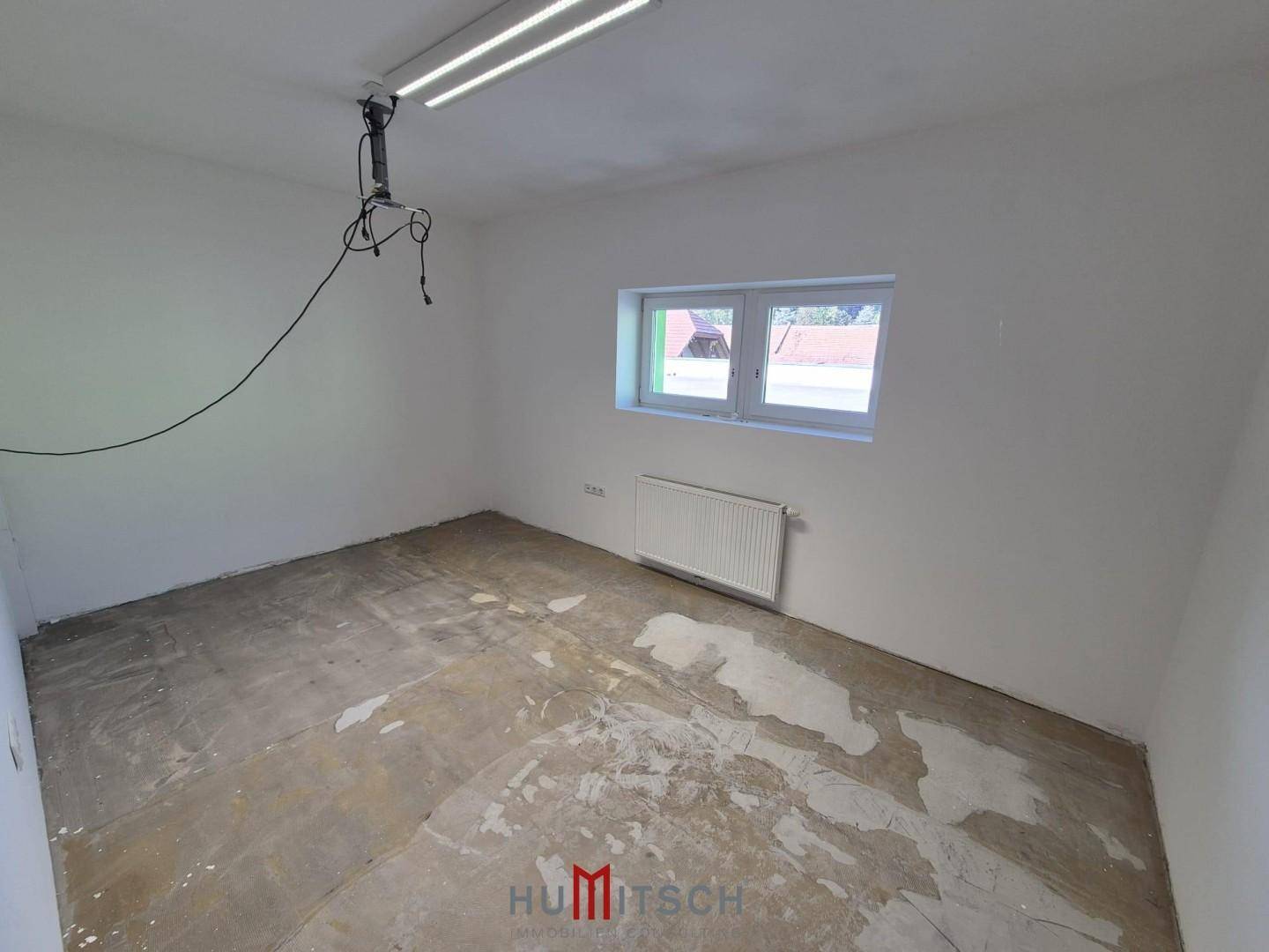 Kleinerer, geschlossener Raum mit Fenster und Heizkörper, ideal als Einzelbüro oder Abstellraum.