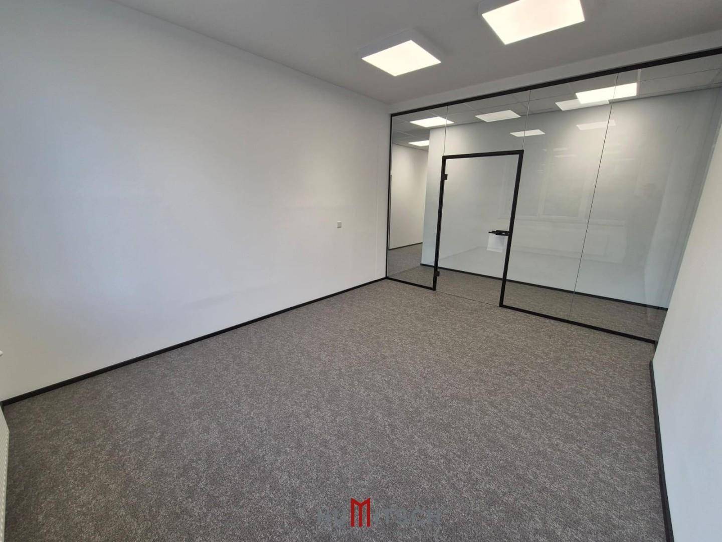 Geräumiges Büro mit Teppichboden und Glaswänden zur Raumtrennung, bereit zur Nutzung.