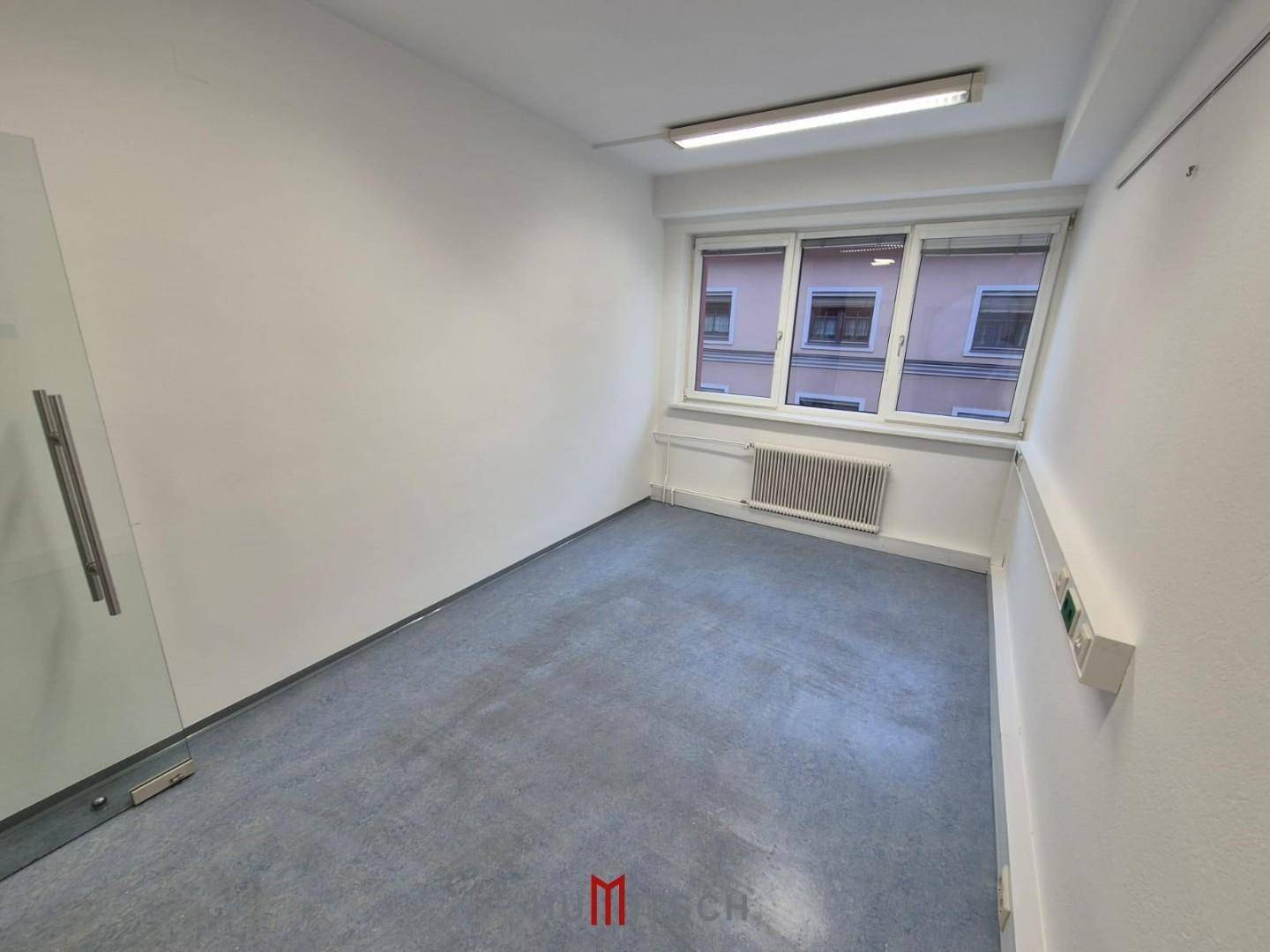 Kleineres Büro mit einem Fenster, das Tageslicht spendet, und strapazierfähigem Vinylboden.