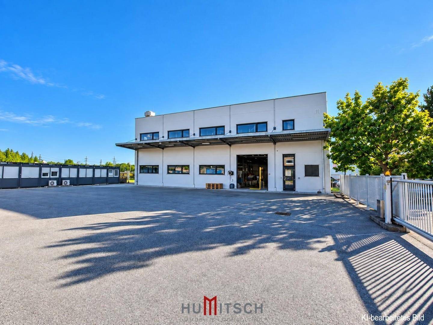 Rückansicht des Lagerbereichs mit großer Einfahrt und weitläufigem Vorplatz.