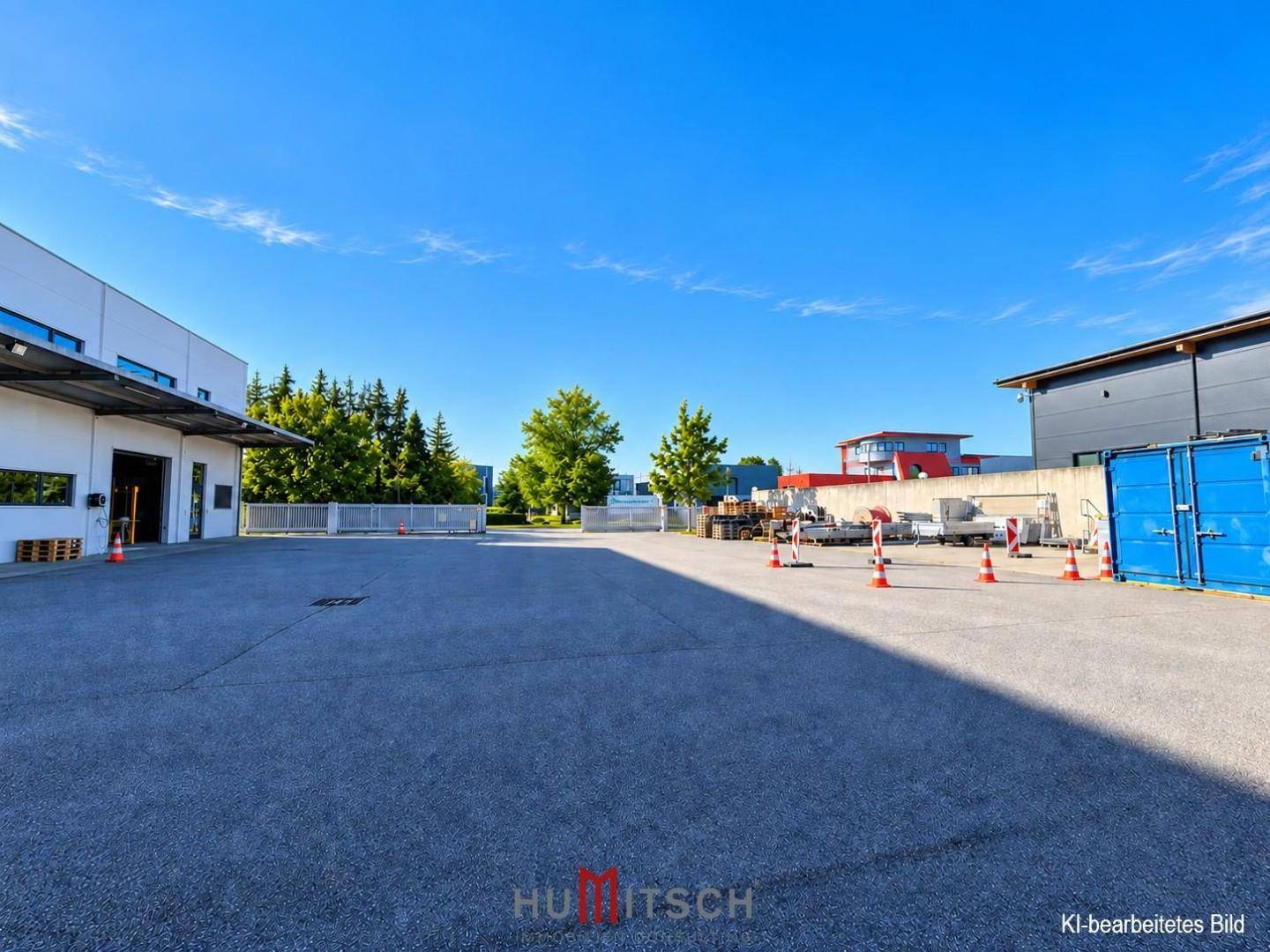 Weitläufiger asphaltierter Bereich zwischen den Gebäuden, ideal für Logistik und Parkplätze.