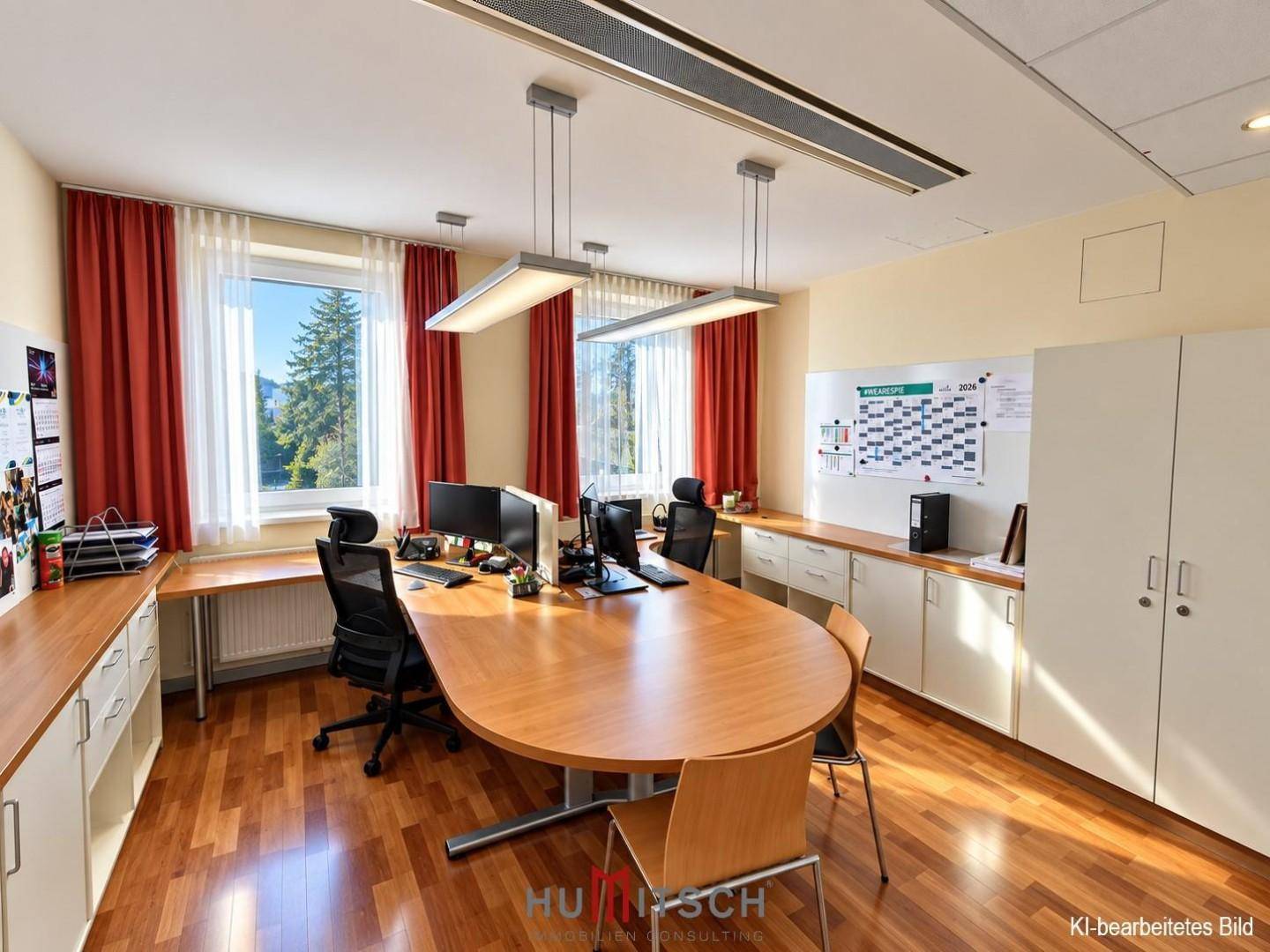 Modernes Einzelbüro mit Holzboden, großem Schreibtisch und Blick ins Grüne.