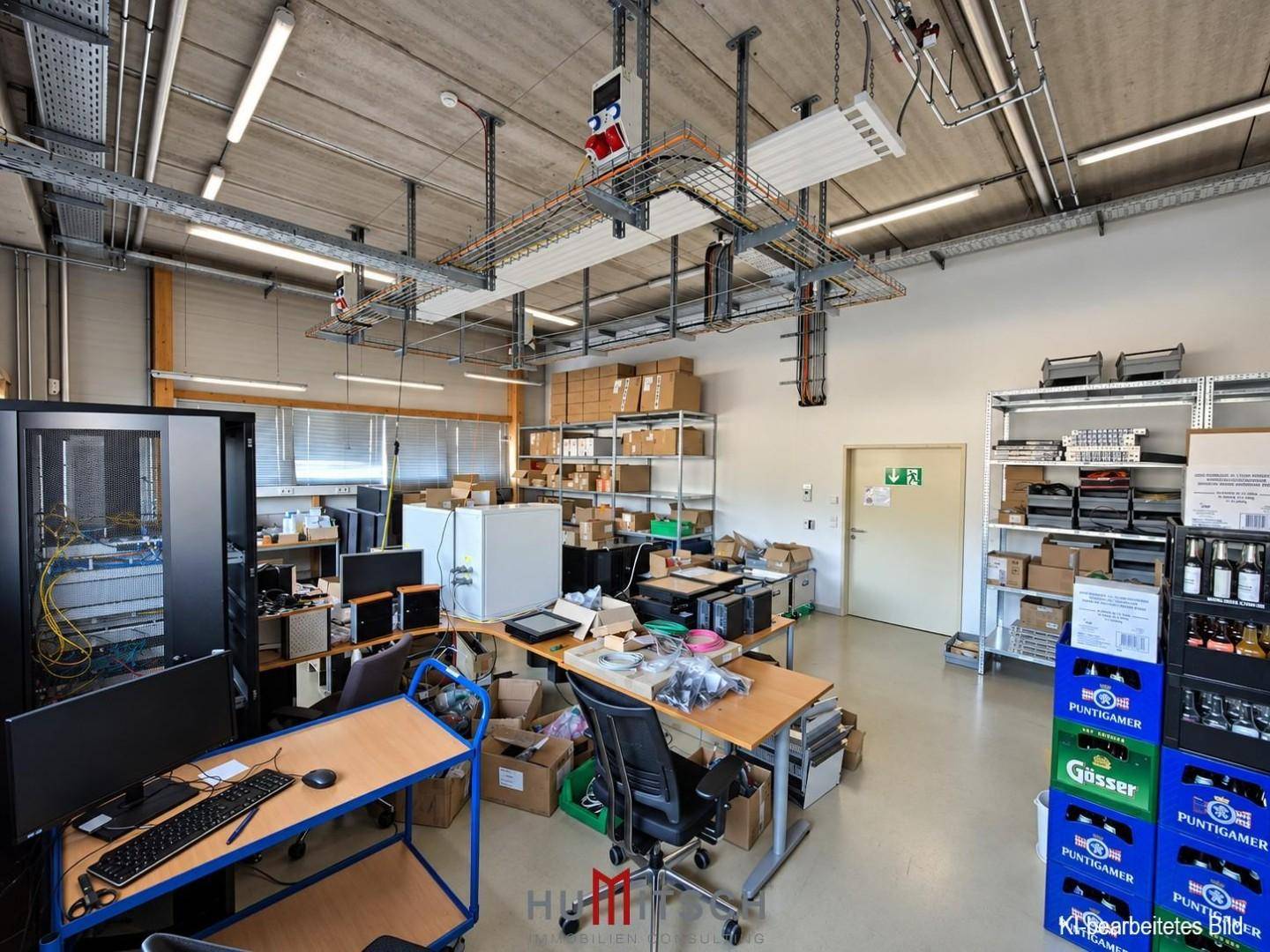Technischer Raum mit Serverracks, Kabelkanälen und Arbeitsplätzen für IT-Infrastruktur.