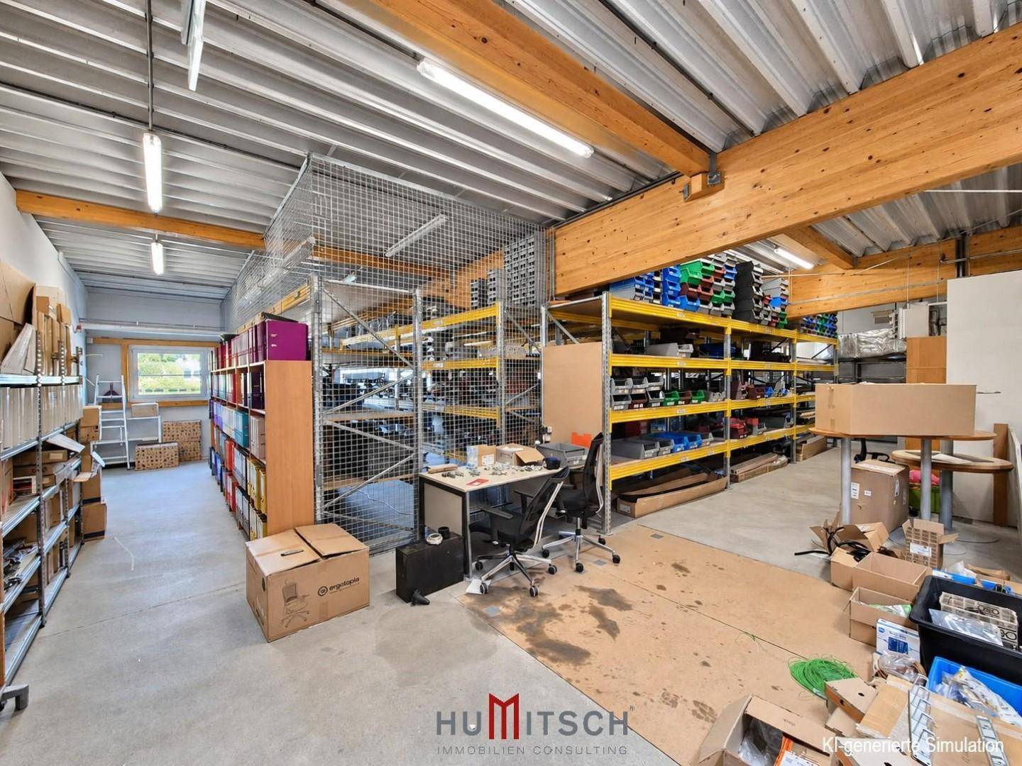Lagerhalle mit hohen Holzträgern, Regalsystemen und verschiedenen Arbeitsbereichen.