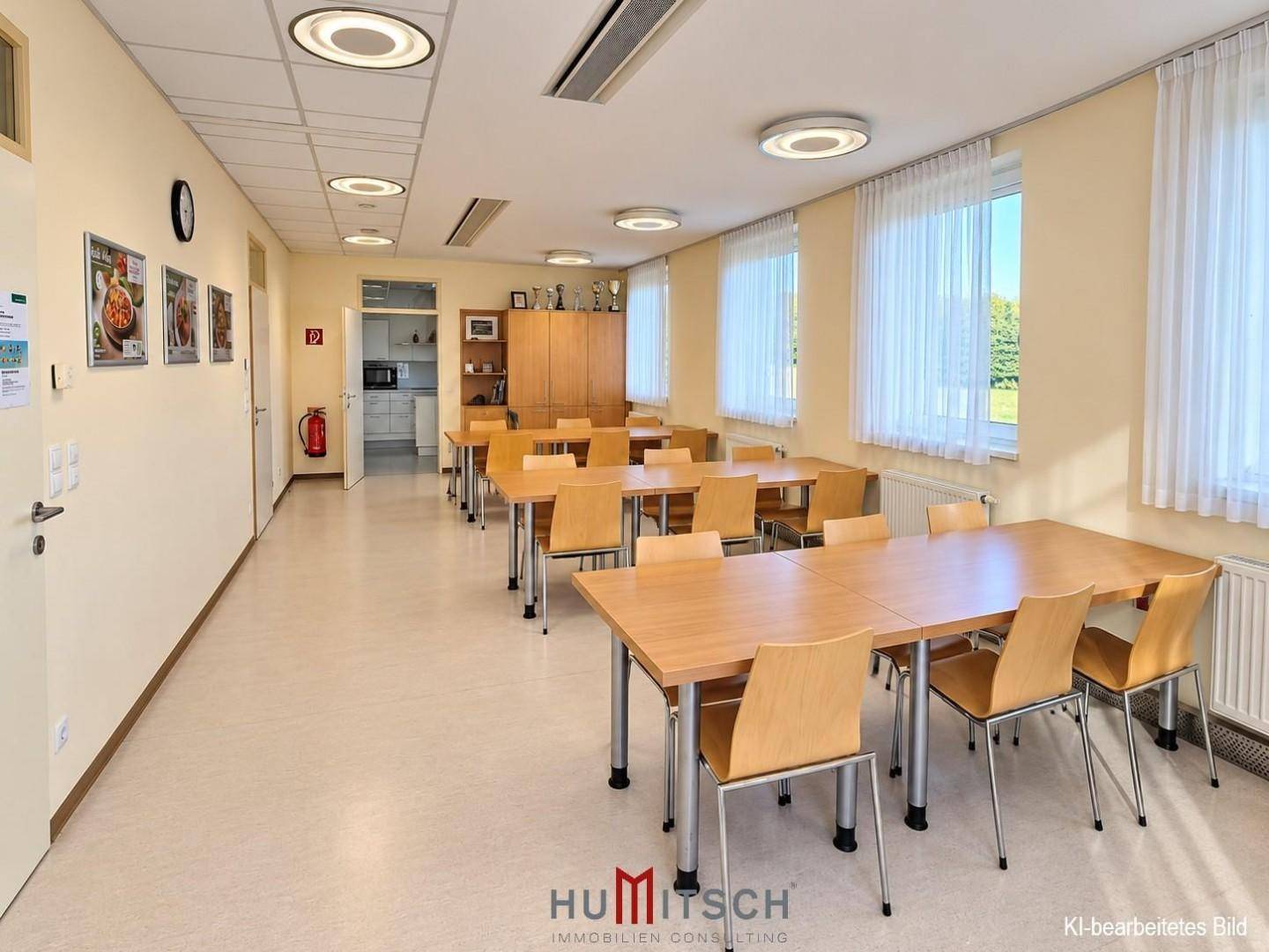 Geräumiger Speisesaal mit vielen Holztischen und Stühlen, ideal für größere Gruppen und Mahlzeiten.