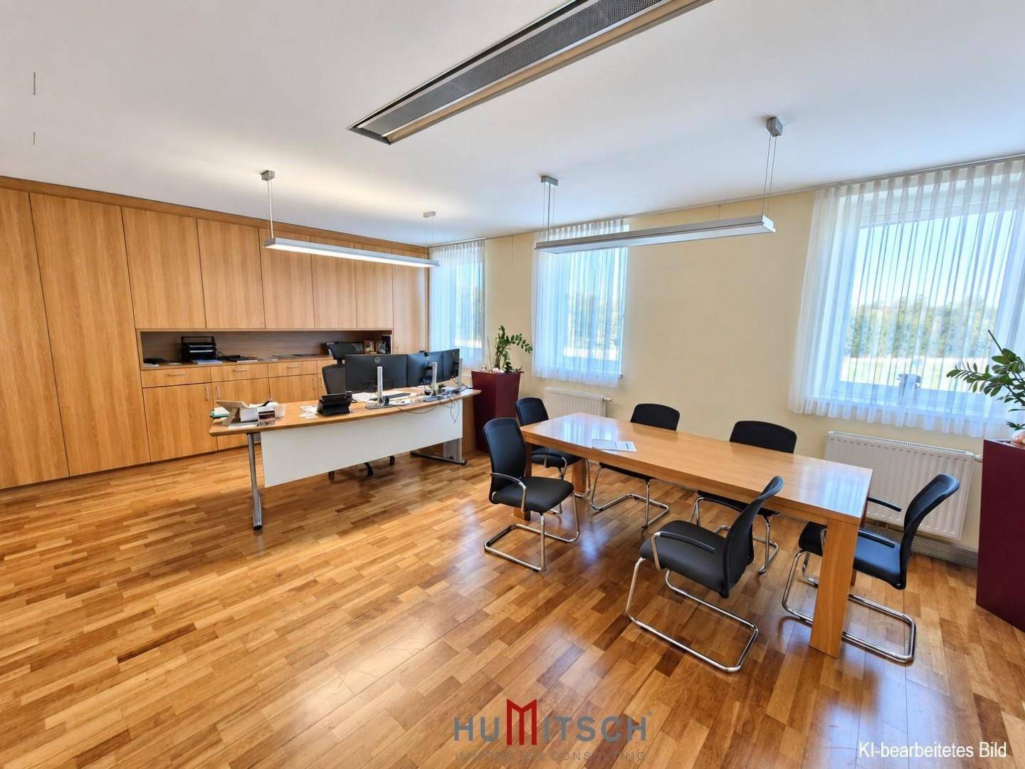 Modernes Büro mit Holzboden, integrierten Holzschränken und einem Besprechungstisch.