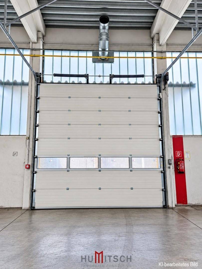 Geschlossenes Sektionaltor mit horizontalen Fenstern, das den Zugang zur Industriehalle sichert.