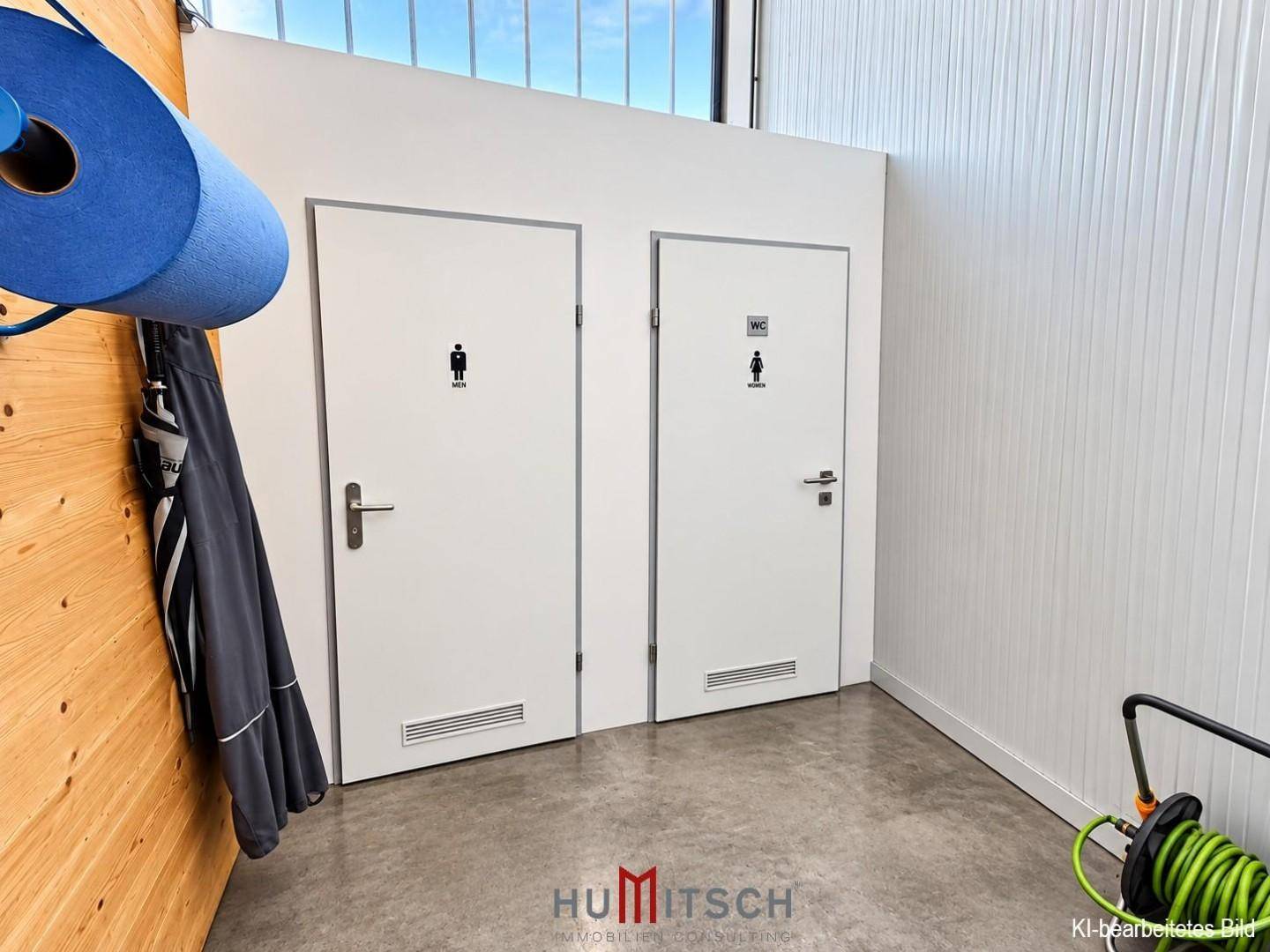 Zwei Toilettentüren für Damen und Herren in einem Bereich mit Holz- und Metallverkleidung.