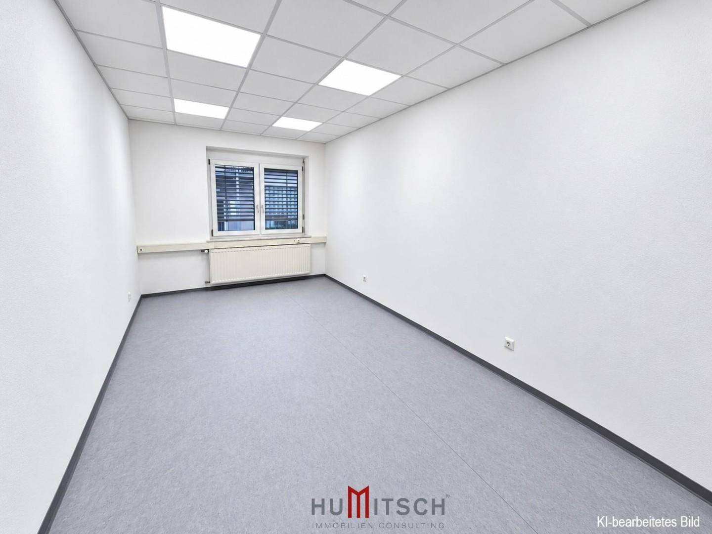 Heller Büroraum mit Vinylboden, einem Fenster und effizienter Deckenbeleuchtung, ideal für Arbeitsplätze.