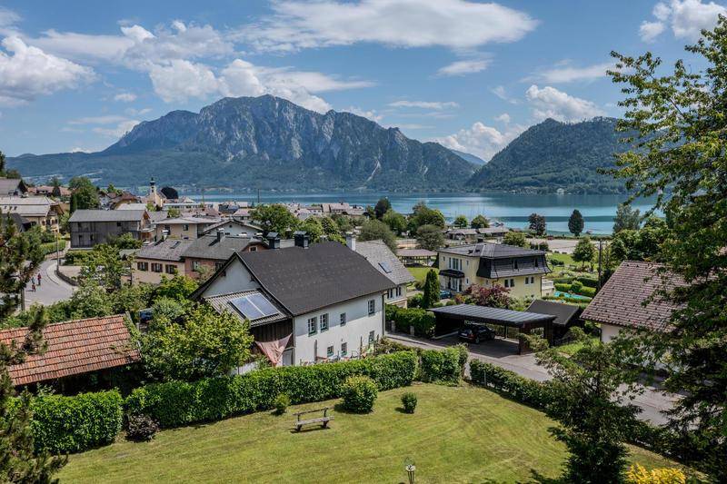 Blick auf Attersee und Gebirge