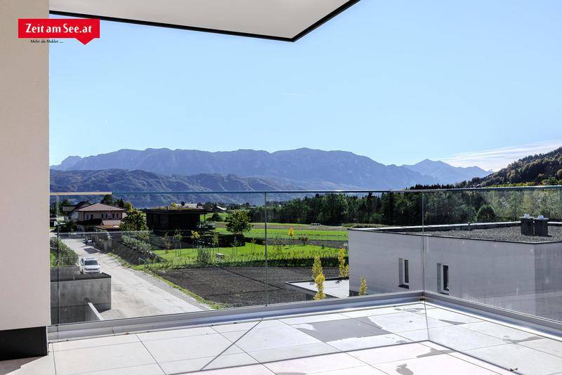 Terrasse mit Blick auf Attersee und Höllengebirge