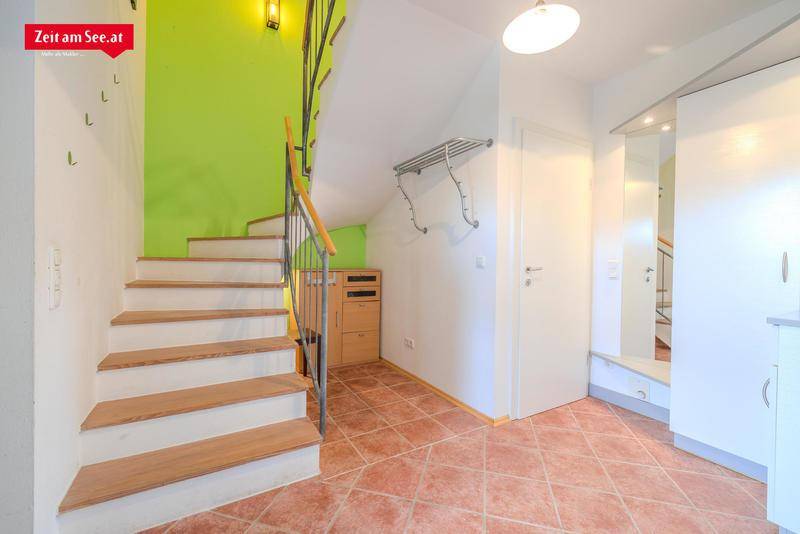 Der Eingangsbereich mit Treppe ins Dachgeschoss