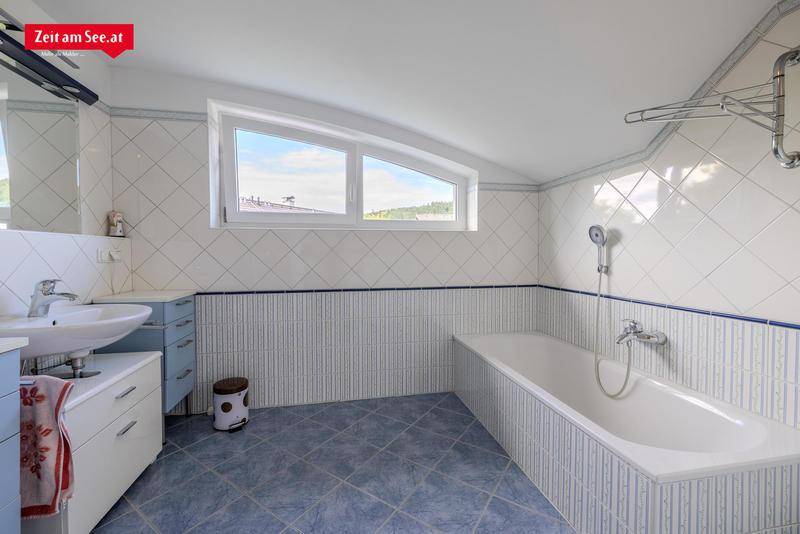 Natürlich hell - Badezimmer mit Wanne und Dusche